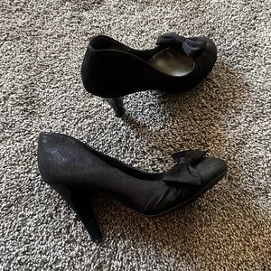 Black pumps with a bow